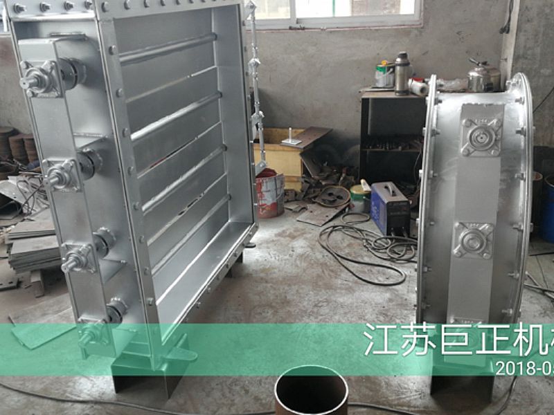 方形擋板門（寬7m），制作后期噴漆進(jìn)行中