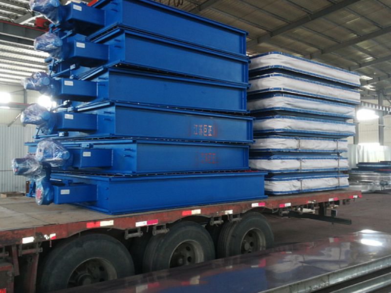 公司擋板門(mén)、膨脹節(jié)裝車(chē)過(guò)程中，準(zhǔn)備發(fā)貨了